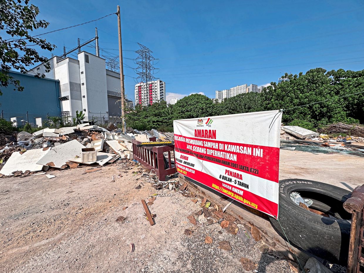 A warning signboard prohibiting rubbish dumping has been erected along Bukit Jalil Highway. Any party caught may face a heavy fine or imprisonment of up to five years.