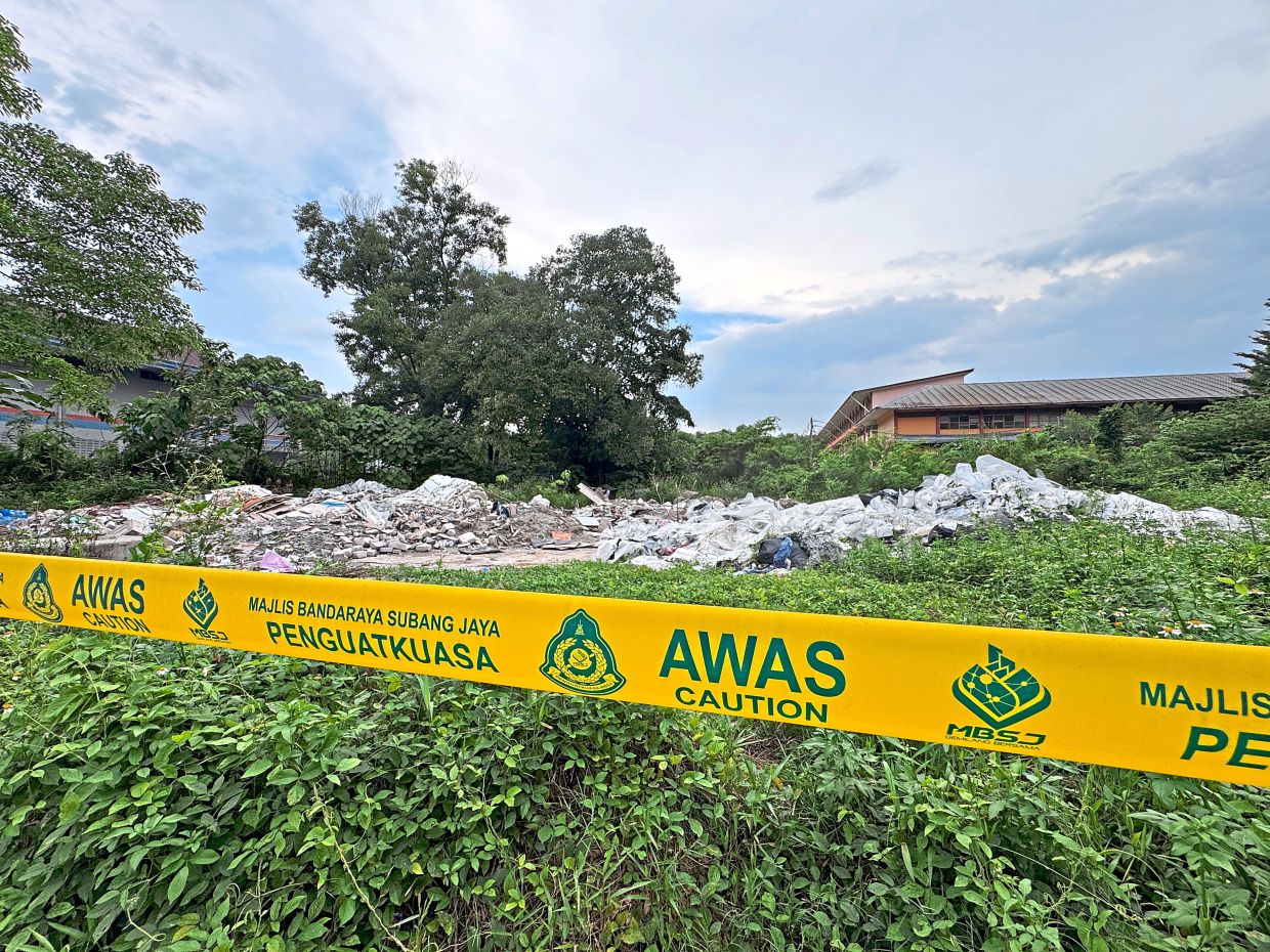 MBSJ has cordoned off the illegal dumpsite along the road with tape.