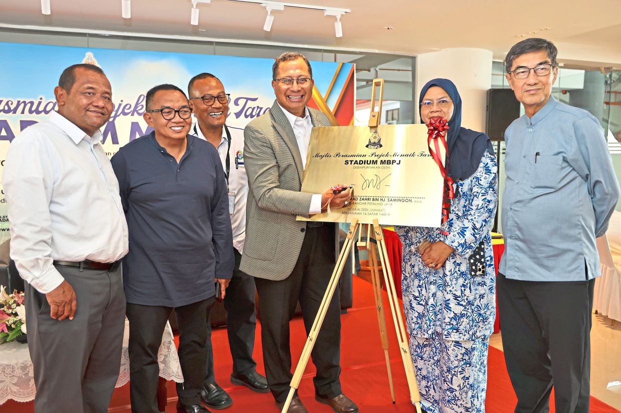 Mohamad Zahri (fourth from left) signing a plaque to mark the launch ceremony of the upgraded Stadium MBPJ. With him are (from left) Mohamed Hamka, Aznan, Ahmad Roslan, Sharinaz and Ong.