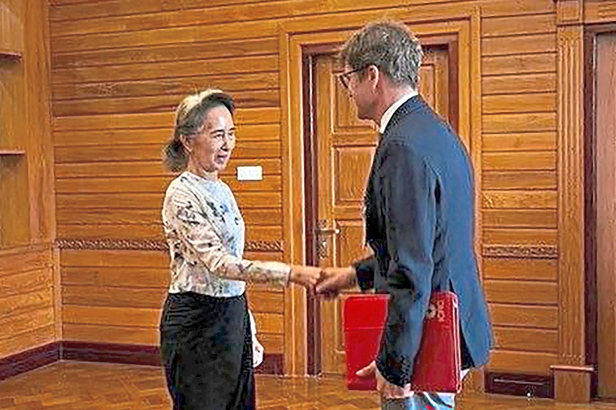 Suu Kyi meets Red Cross official