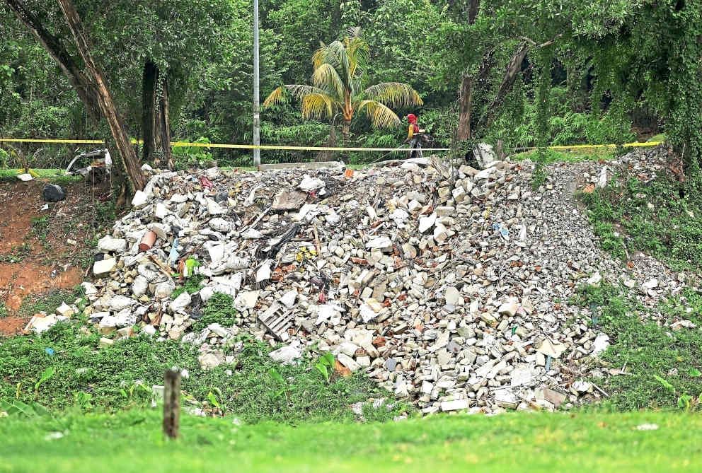 Appalling sight: Construction debris dumped at the banks of Sungai Bohol beside the housing area of Bandar Kinrara 1, Selangor. — YAP CHEE HONG/The Star