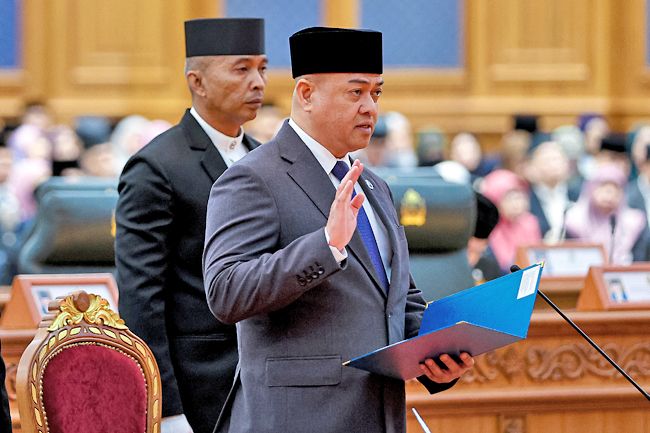 Minister at the Prime Minister’s Office (Energy, Upstream and Downstream) Datuk Seri Setia Awang Mohamad Azmi Mohd Hanifah.