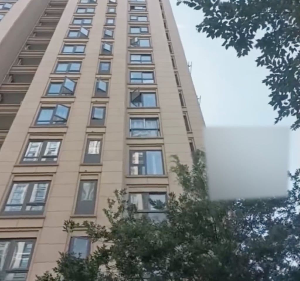 Trapped in a cycle of conflict, Xiaoyi resorted to extreme measures to escape her flat after discovering her boyfriend had locked the door and confiscated her ID card and phone. - Photo: The Paper