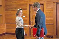 Suu Kyi meets Red Cross official
