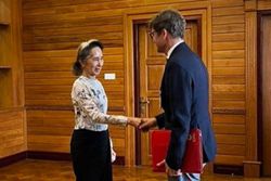 Detained Aung San Suu Kyi meets Red Cross delegate in Myanmar