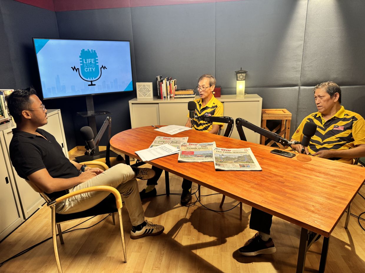 Farid, Lee (centre) and Foo discuss how passionate Malaysian supporters help inspire and motivate athletes at sporting events.