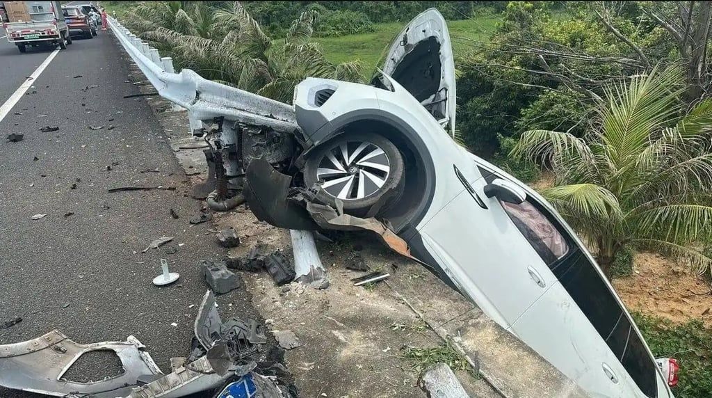 On July 20, while travelling along a mountainous highway, they spotted a car that had crashed through the crash barrier and was teetering on the edge. - Photo: Baidu