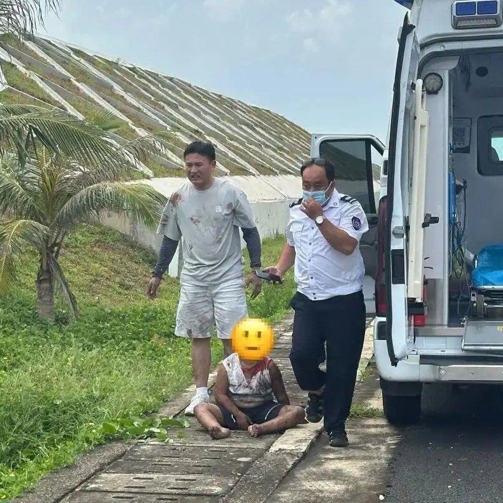 Working with other drivers, the couple rescued the three children first, then returned for the parents, carrying the entire family up the slope until an ambulance arrived. - Photo: Baidu
