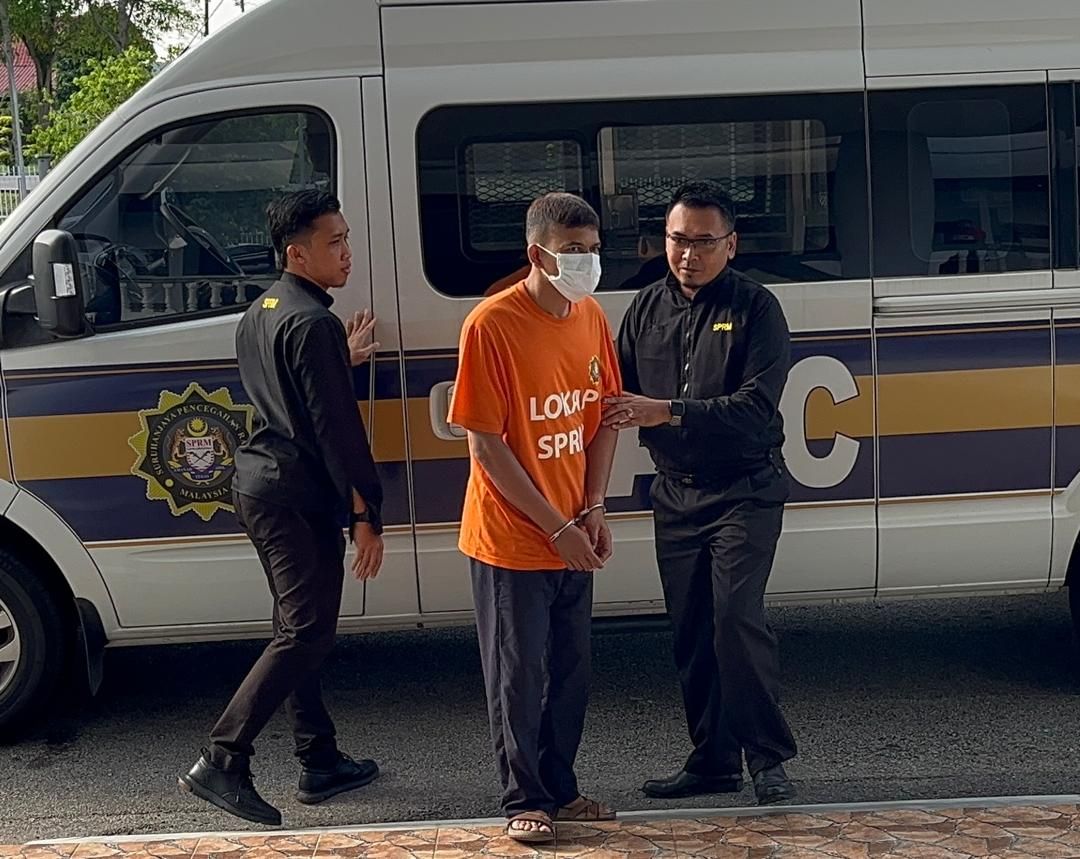 Prison officer remanded over RM3,000 bribe to smuggle prohibited items