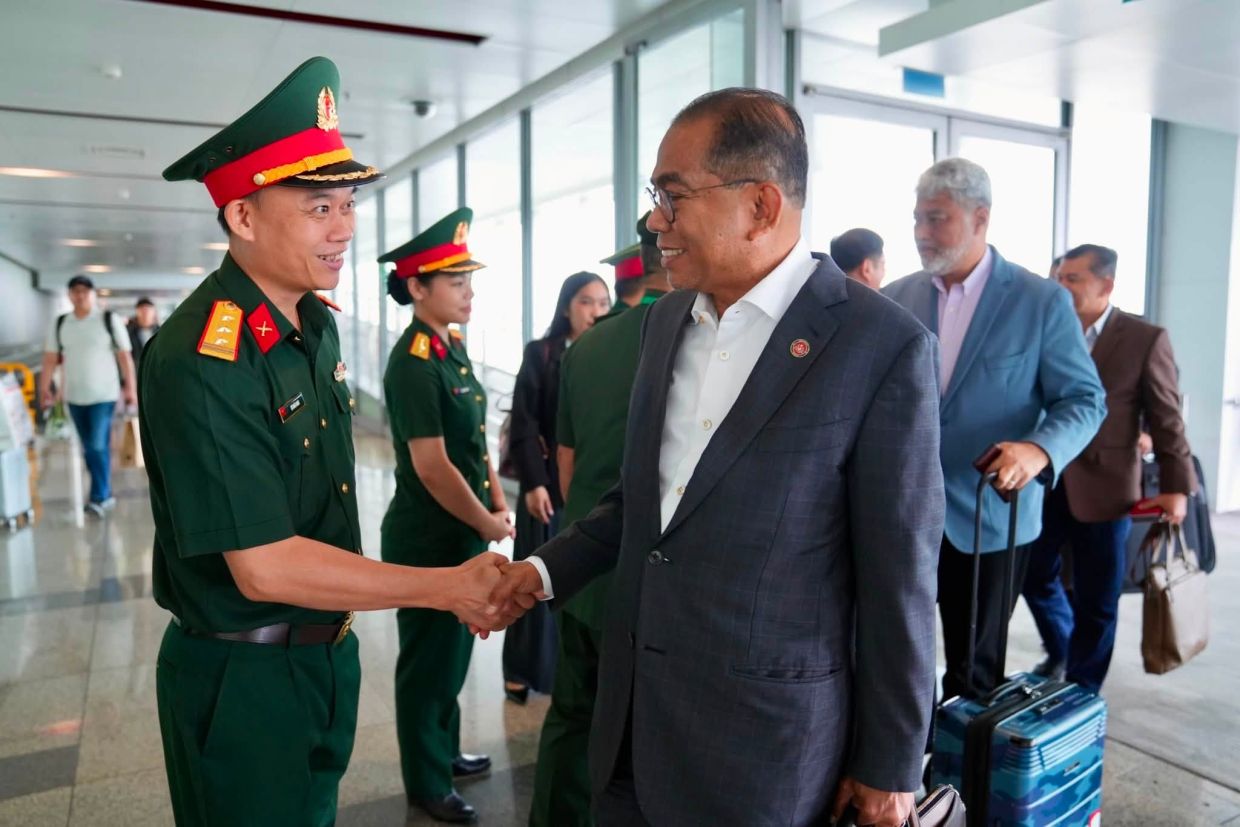 Khaled Nordin arrives for official visit in Vietnam