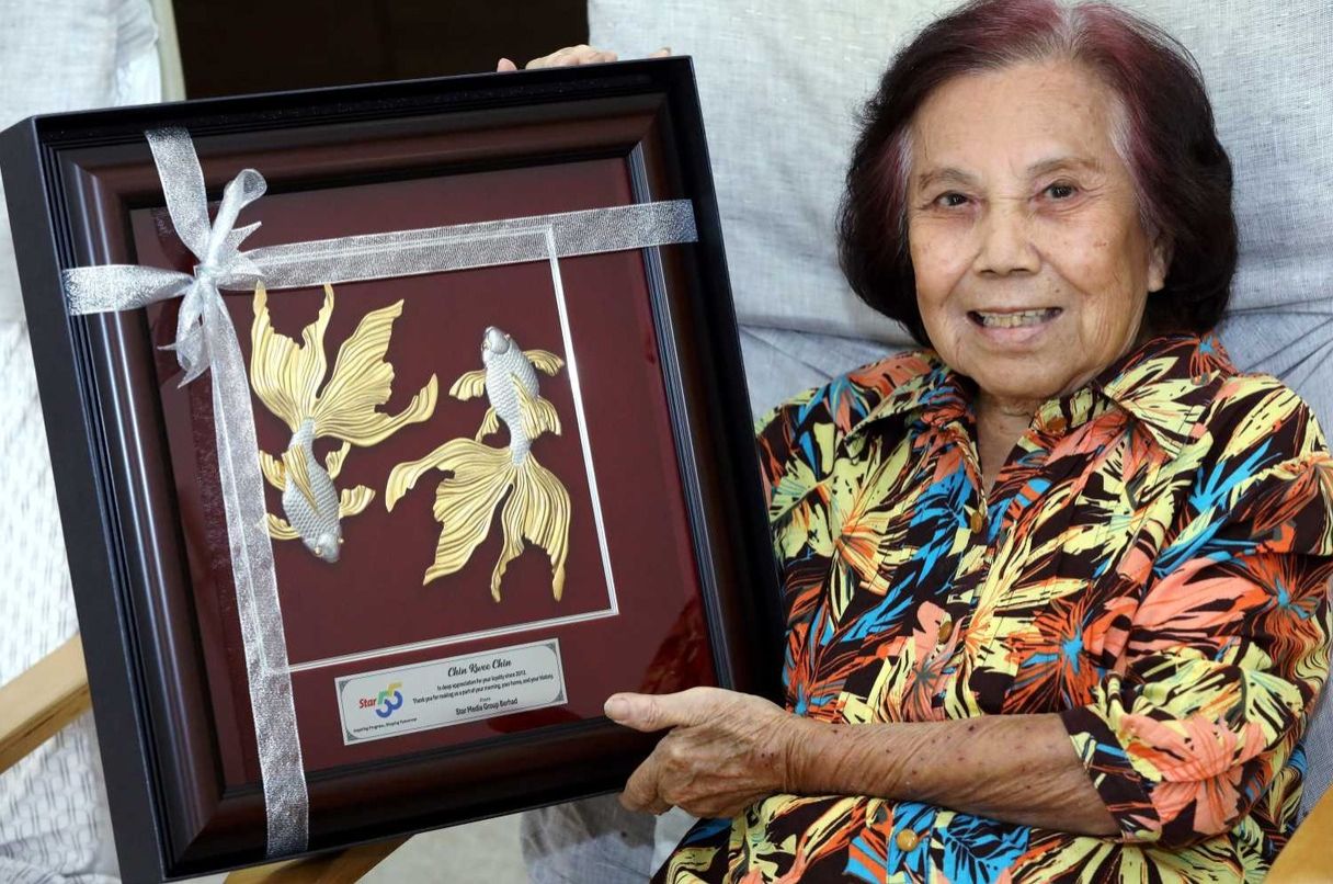 Chin with her gift of appreciation from The Star for being one of the oldest and most loyal subscribers to the paper. — AZLINA ABDULLAH / The Star