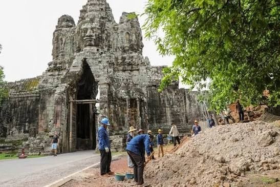 Archaeologists excavate a millennium-old Bakong Temple causeway in ...