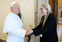 Singer Patti Smith meets fellow Chicago legend, Pope Leo XIV, and says 'Hi'