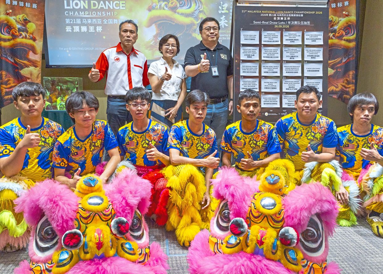 Members of the troupe are pictured with (from left) Liong, Chia and Lee. — Photos: Handout