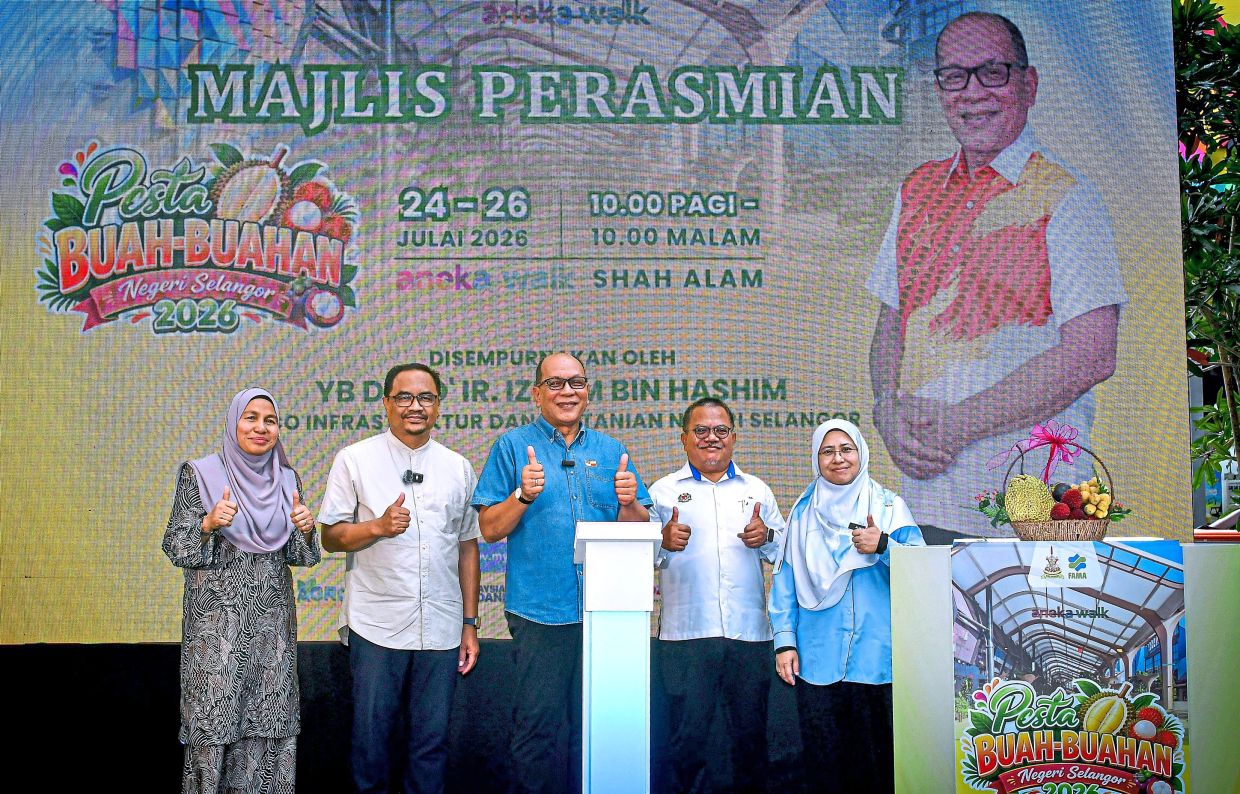 Izham (centre) launching Selangor Fruit Festival 2026 in Shah Alam.