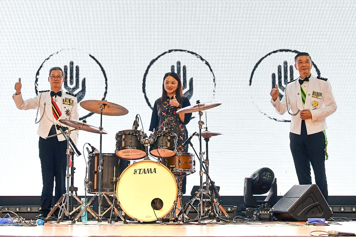 (From left) Lai and Yeoh at the SJAM charity dinner in Kuala Lumpur.