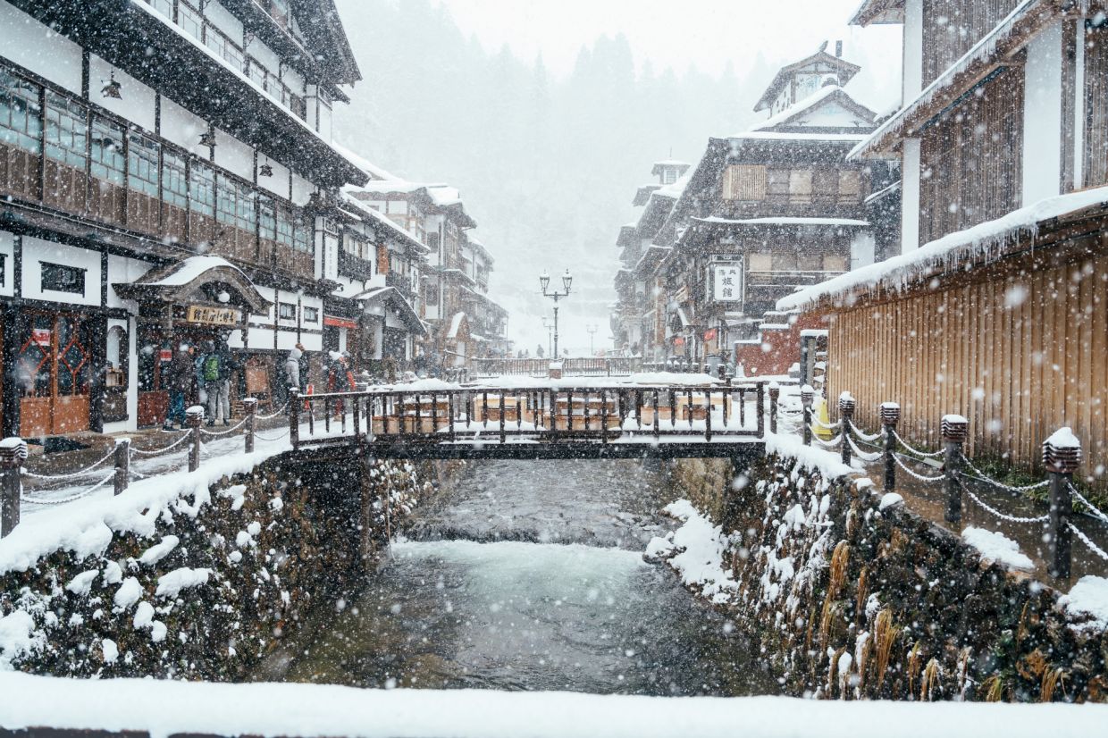 Ginzan Onsen in Tohoku’s Yamagata Prefecture is a charming hot spring town full of Taisho-era romance. It once served as a filming location for the popular 1983 TV drama “Oshin”.