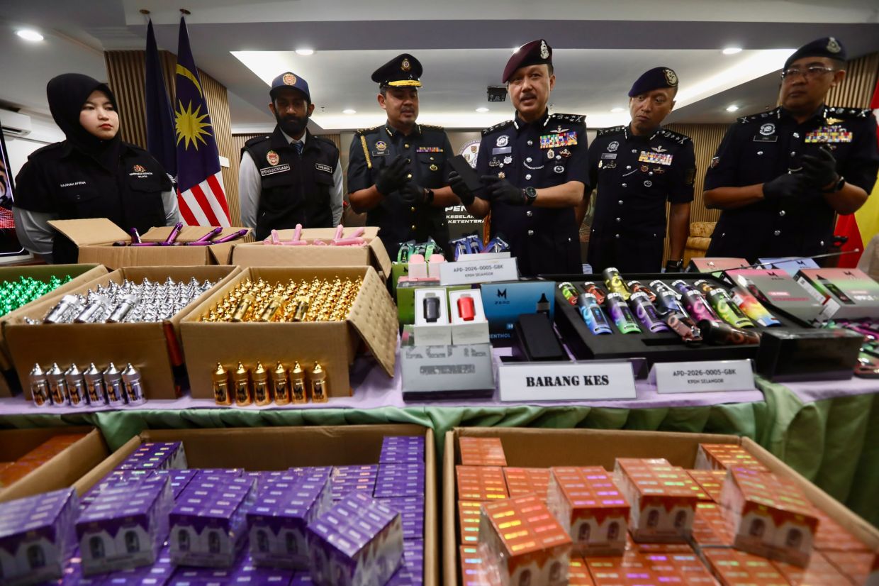 Cops seize almost RM13mil in illegal vapes, cigarettes in Selangor
