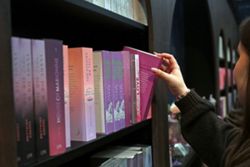 People cannot tell whether short stories are generated by AI