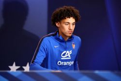 Soccer-PSG sign France midfielder Akliouche from Monaco