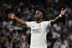 Soccer-Real Madrid secure Vinicius Jr with new long-term deal