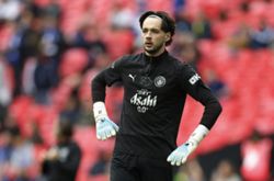 Soccer-Leeds United bring goalkeeper Trafford from Man City on club record fee