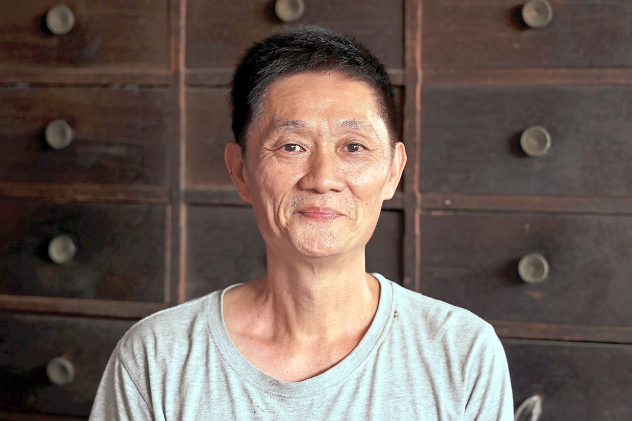 Kim San says ETS brings tourists but laments lack of local souvenirs in Renggam.