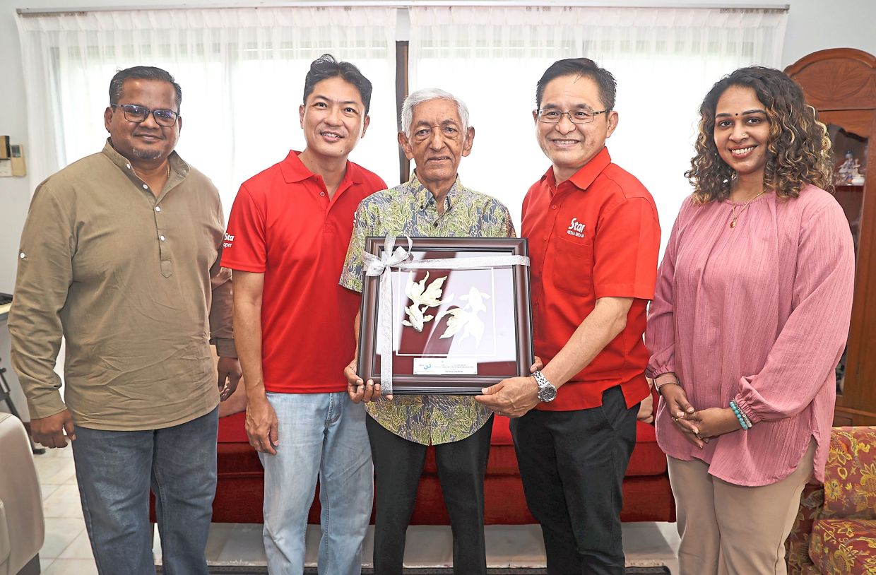 Abraham (centre) with his memento in conjunction with The Star’s 55th anniversary. With him are (from left) Mohana Devan, Lim, Goh and Shalini.