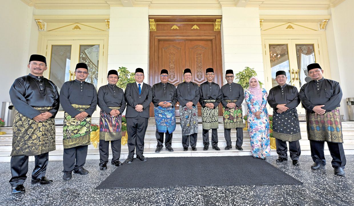 Ready to serve: The 10 Negri Sembilan exco members, including Siow (fourth from left), who were sworn in at Istana Besar Seri Menanti, Kuala Pilah, posing with Ismail (centre).