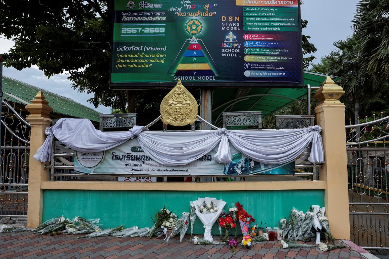 Flowers are left outside Debsirin Nonthaburi School in tribute to the victims, a day after a shooting incident at the school in Bang Kruai district, Nonthaburi province, on the outskirts of Bangkok, Thailand, on Saturday, August 8, 2026. Nine people have been reported dead due to the incident. -- Photo: REUTERS/Chalinee Thirasupa