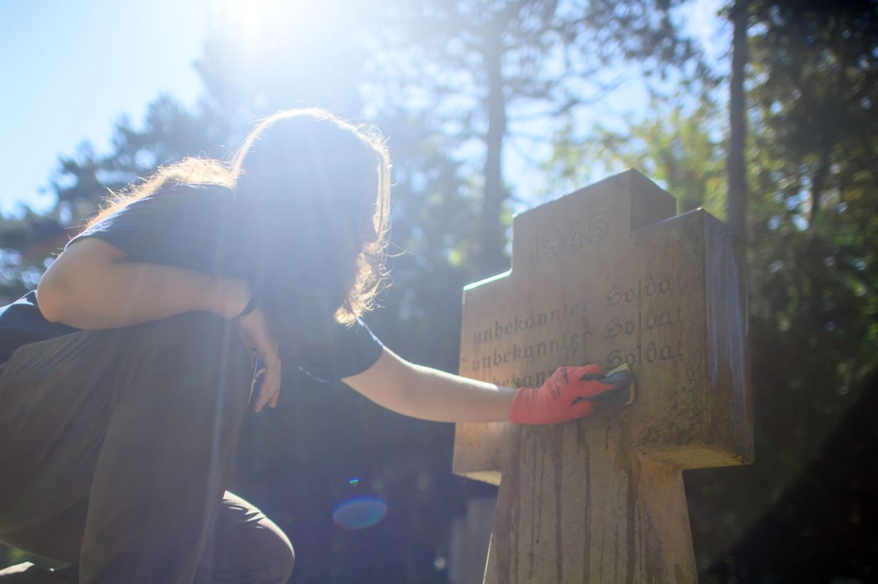 As part of the camp, the young people are deployed to the Magdeburg West Cemetery to tend to the graves of war dead and victims of the Nazi regime.