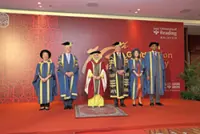 Queen urges learning with heart