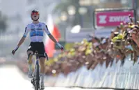 Cycling-Vollering snatches overall lead in Tour de France Femmes with dramatic stage eight win