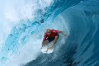 Surfing-Wildcard Kelly Slater stars as Tahiti Pro kicks off in unruly surf