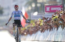 Cycling-Vollering snatches overall lead in Tour de France Femmes with dramatic stage eight win