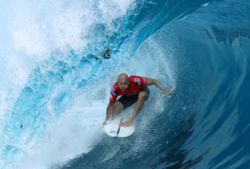 Surfing-Wildcard Kelly Slater stars as Tahiti Pro kicks off in unruly surf