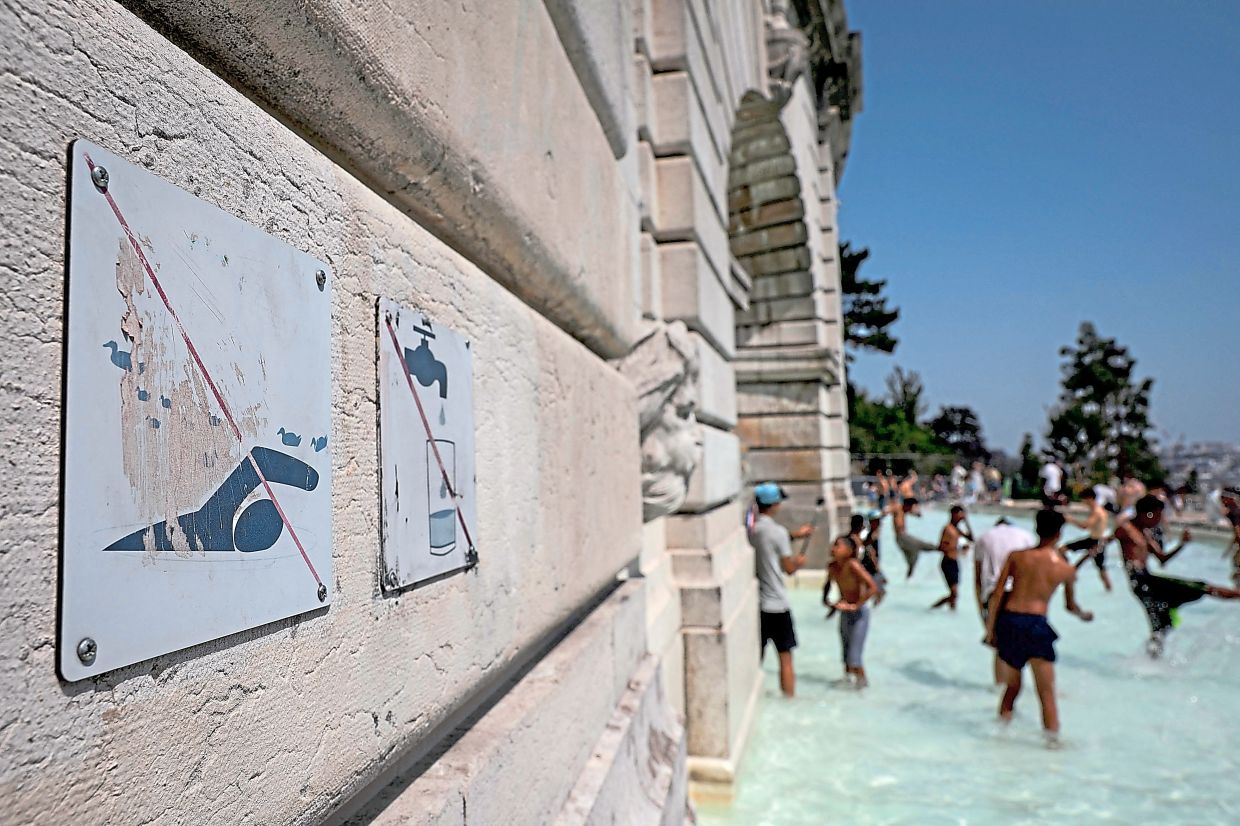 During the heatwave in Western Europe, some people, in search of coolness, are venturing into unsupervised swimming areas, even into canals. Photo: AFP/Valentine Chapuis