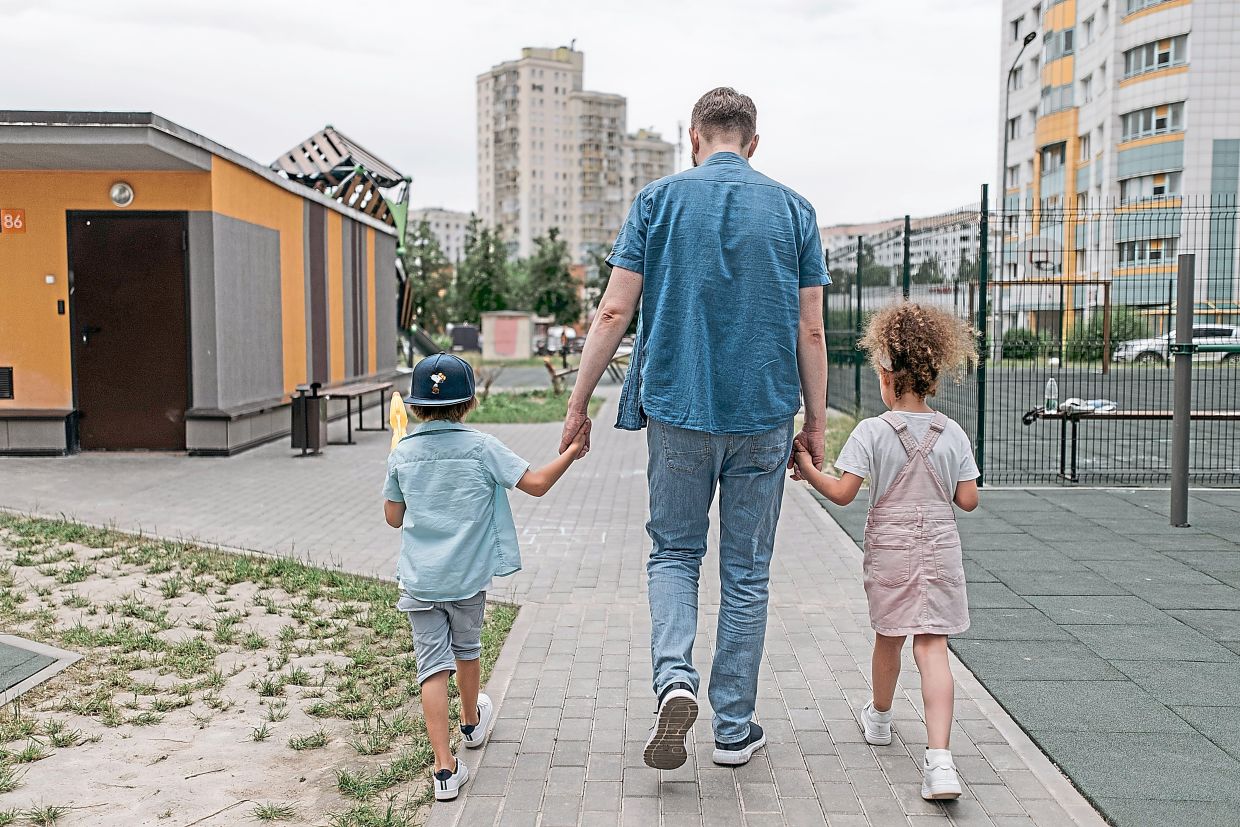 It's important to be consistent: call, ask about ordinary things, learn who their friends are, watch their games, performances and activities, even when it’s inconvenient. Photo: Pexels