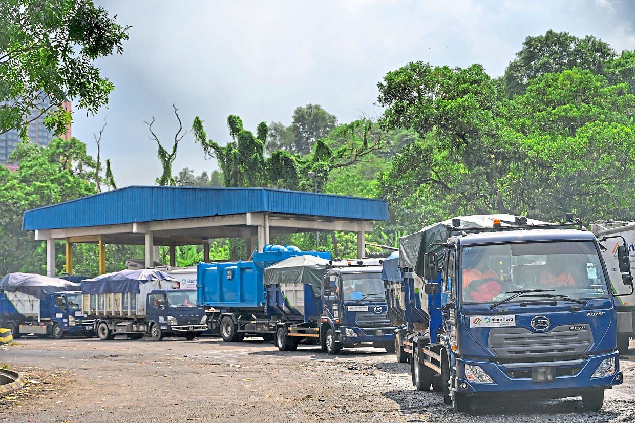 A long line of Alam Flora rubbish collection lorries waiting to unload at the Kuala Lumpur waste transfer station.