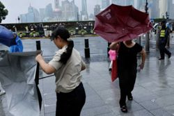 Typhoon Dolphin hits China’s eastern coast, cancels more than 1,300 Shanghai flights