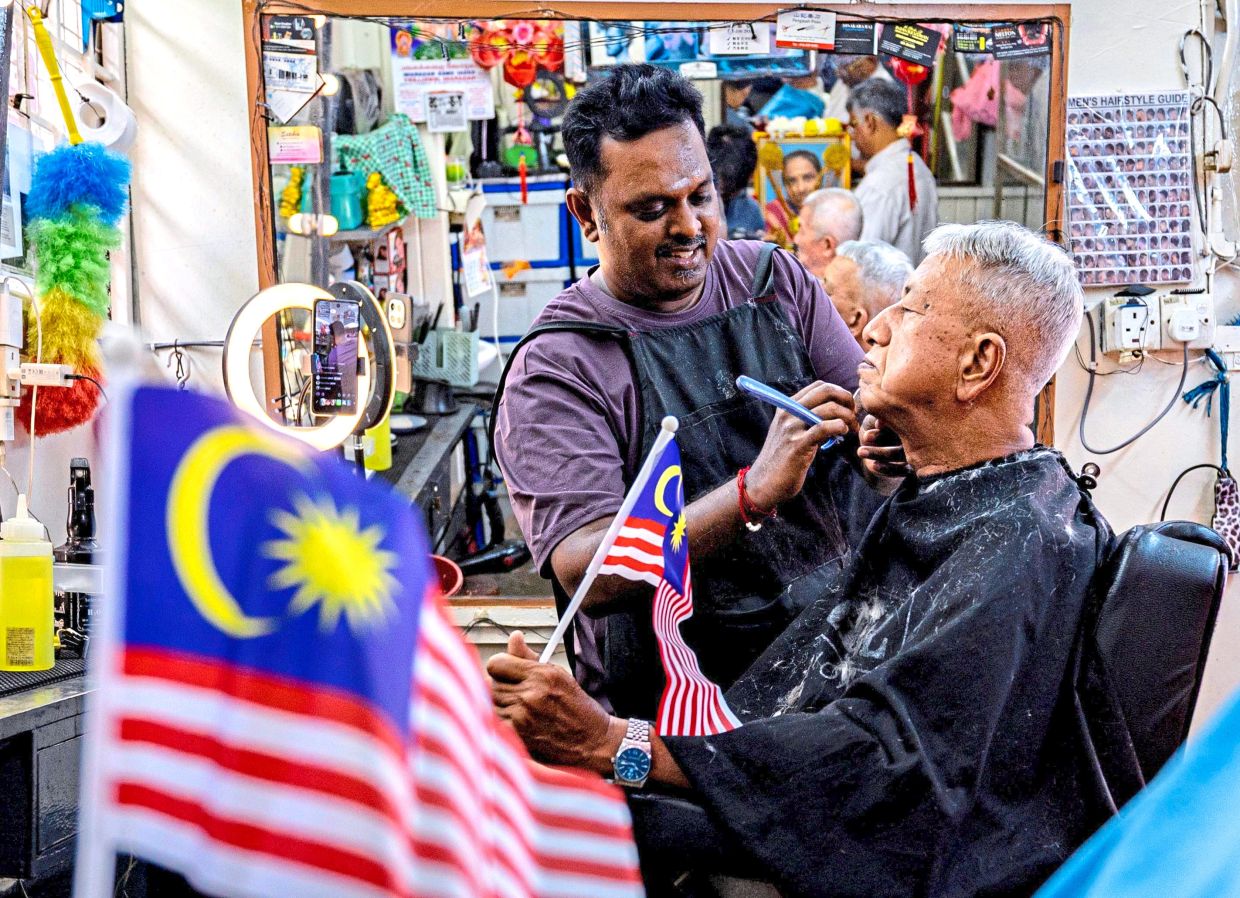 2. Barber M. Selvaraj, 39, giving free haircuts to customers at his shop on Persiaran Bijih Timah in Ipoh, Perak, in conjunction with National Month celebrations. For selvaraj, celebrating independence goes beyond waving the Jalur Gemilang or playing patriotic songs; it is a chance to count life’s blessings and give back to the community by sharing what he has with others. — Bernama