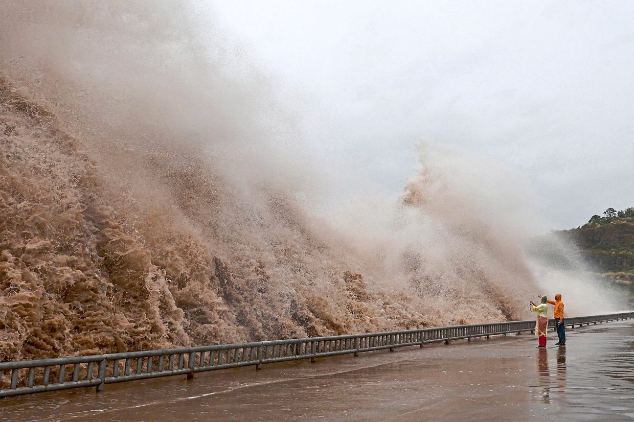 3. People watching as huge waves crash against a waterfront as Typhoon Dolphin approaches sanmen County in Taizhou, Zhejiang province, China. — CNSPhoto via Reuters