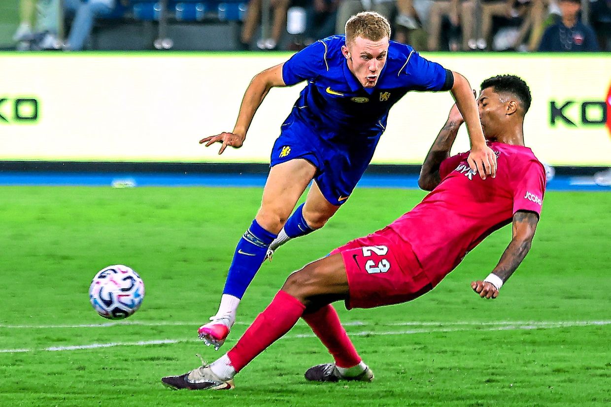 Keeping it tight: JDT’s Eddy Israfiloz marking Chelsea’s Reggie Watson.–Bernama