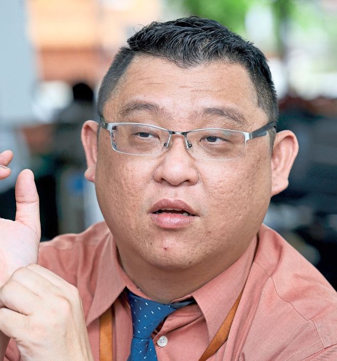 Lai: City Hall should encourage traders to move into vacant lots at its food courts, as roadside stalls are no longer viable.