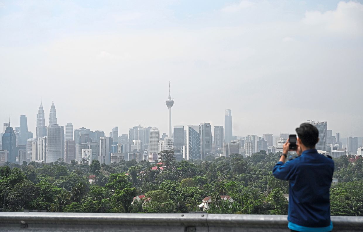 Haze returns as Indonesia fires rage