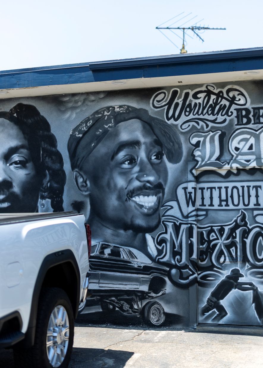 A mural depicting late rapper Tupac Shakur on the side of a building in Bellflower California, during the opening day of the trial for Duane Davis, who is charged for his alleged role in leading a group of men to kill Shakur in a 1996 drive-by shooting near the Las Vegas Strip. Photo: Reuters