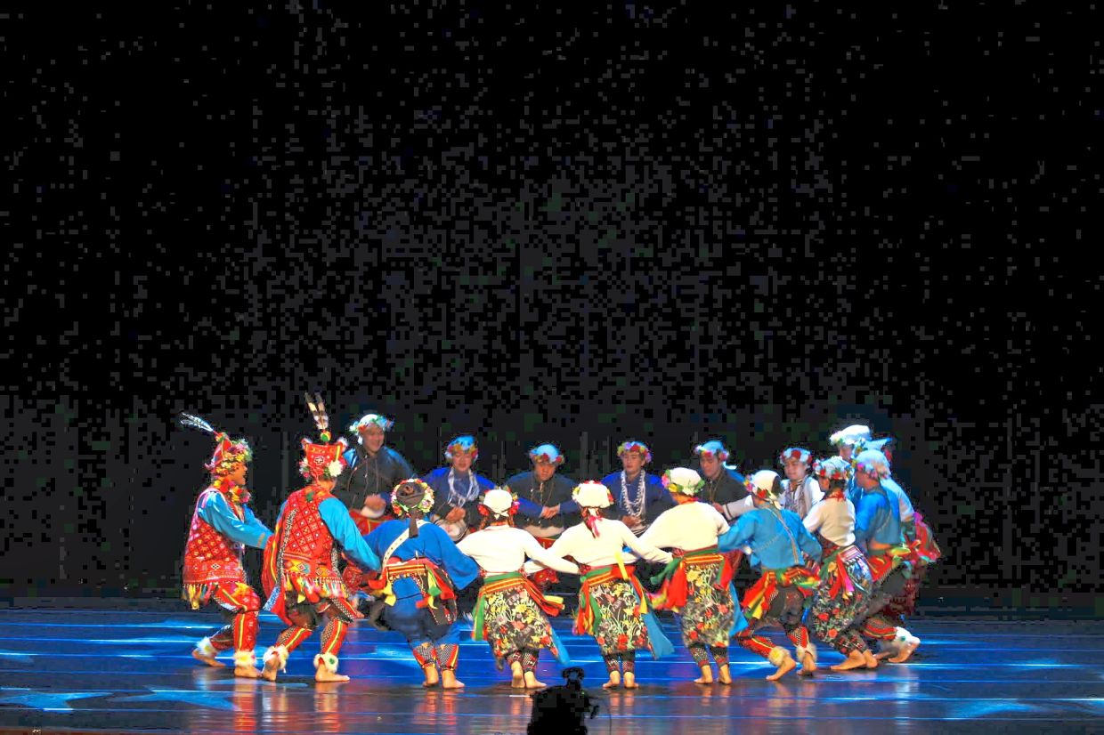 The troupe brings ceremonial songs and dances from Indigenous communities onto the theatrical stage, enabling audiences to appreciate the rich social structures, culture and the nature behind these traditions.