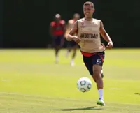 Soccer-Everton, Palace complete Johnson-McNeil swap deal
