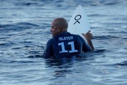 Surfing-Slater marches on in Tahiti Pro as Teahupo'o pumps