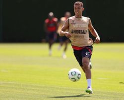 Soccer-Everton, Palace complete Johnson-McNeil swap deal